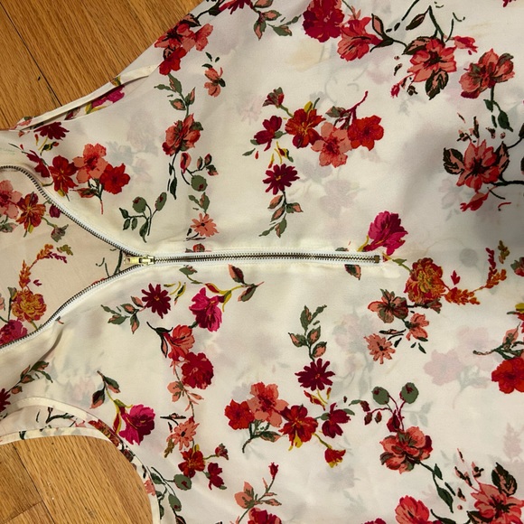 2 pre-owned lightweight blouses. Women. - Picture 2 of 9